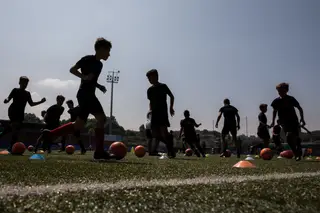 O que faz com que Li Jin Cheng, Hari e Ben Feinstein cruzem oceanos rumo a Gaia? A magia do futebol português