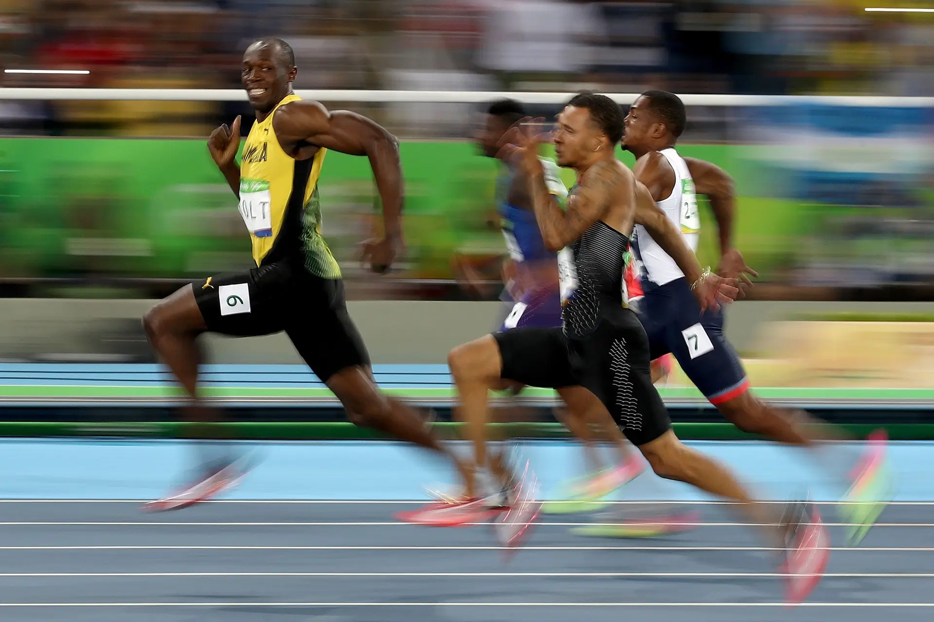 O sorriso de Usain Bolt ao ganhar a meia-final dos 100 metros no Rio de Janeiro, dos Jogos de 2016.