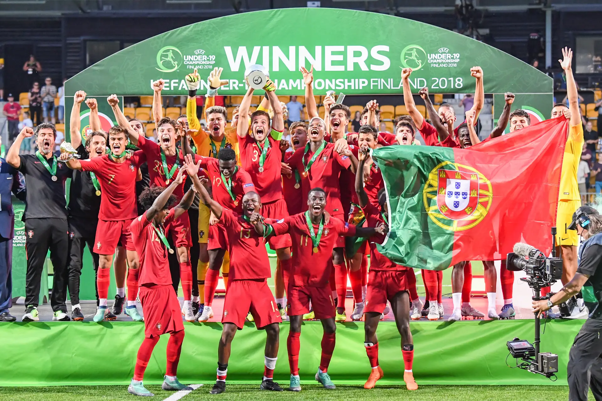 Com Jota se escreve a palavra campeões