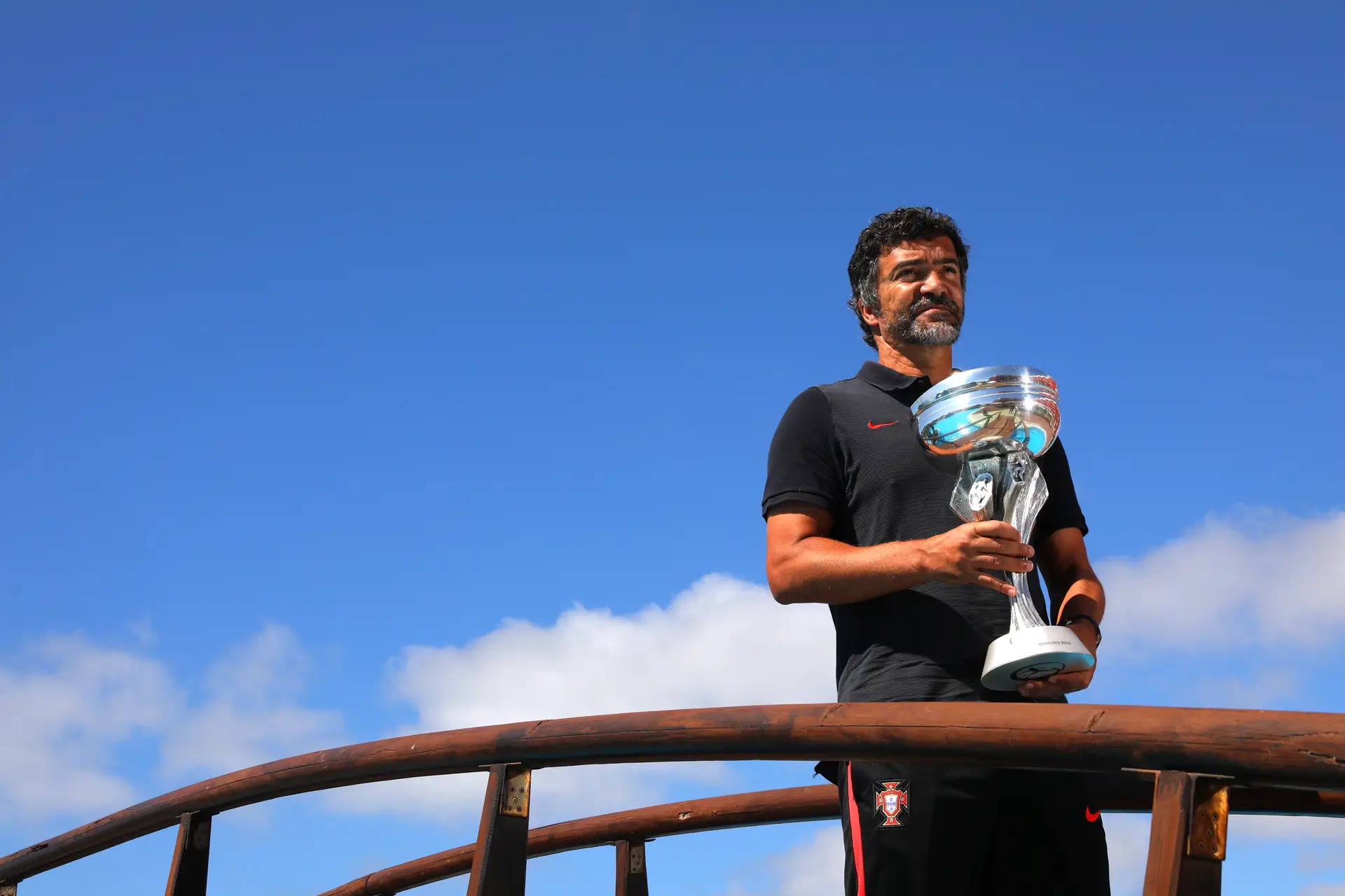 Hélio Sousa com a taça conquistada pela seleção sub-19 no Europeu
