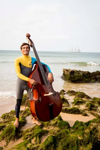 Entrou no Conservatório com 10 anos e acabou o 8º grau este ano. Além de tocar o contrabaixo, também faz canto lírico.