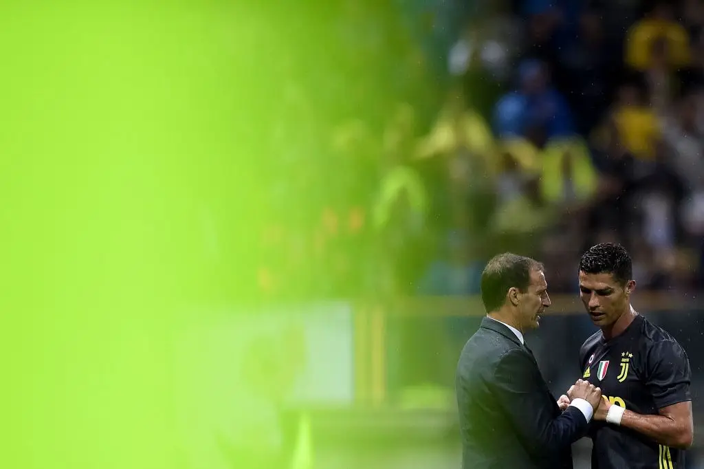 Allegri à conversa com Ronaldo
