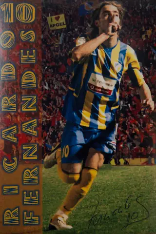 Ricardo com o equipamento do APOEL, do Chipre