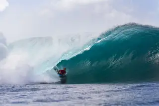 Mike Stewart: “Não interessa o tamanho da onda, basta a água salgada para te sentires melhor. É a única garantia que tenho na vida”