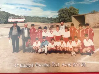Ricardo Fernandes é o 4º jogador em cima, a partir da esquerda
