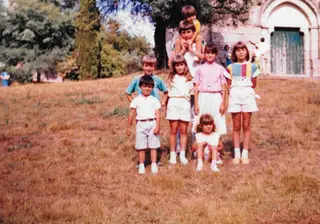 Ricardo, à esquerda de camisola azul, com o irmão e os primos 