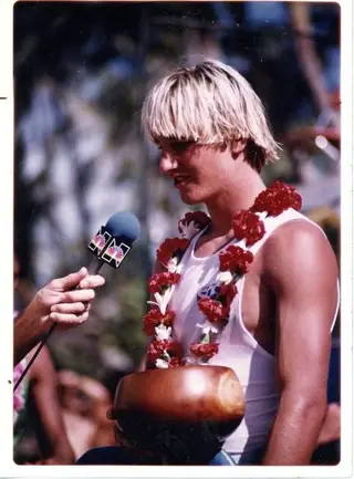 A discursar no final de um evento em Pipeline, em 1984, ainda com bastante cabelo.