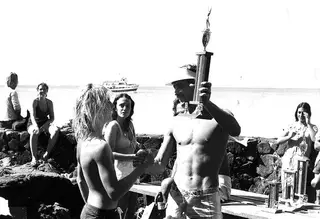 Mike Stewart a segurar o primeiro troféu que conquistou, em 1979, numa prova de bodysurfing, em Kona, no Havai.