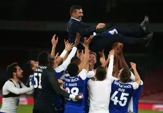 A equipa do FC Porto B a festejar a conquista da Premier League International Cup, em 2017/18