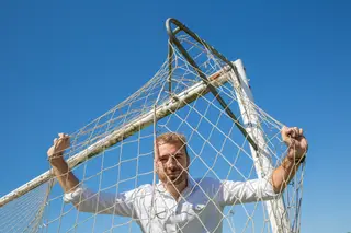 Miguel foi para Angola para treinar uma equipa, mas acabou por ser o único português a jogar no Girabola. Esta é a história dele