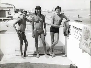 Rui Esteves (à direita), com os irmãos, na praia de Faro