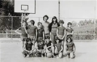 Rui Esteves (o 3º em pé à esquerda), na equipa de basquetebol