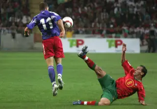 Petit, no chão, durante o Portugal-Liechenstein, em 2005