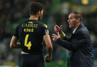 Petit, como treinador do Tondela, dá indicações a um jogador durante o jogo com o Sporting, em 2016