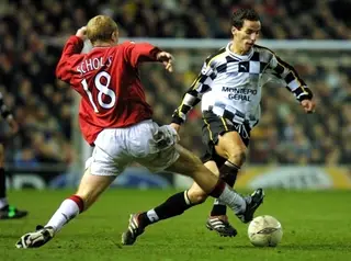 Petit fez a formação no Boavista. Na foto disputa uma bola com Paul Scholes, do Manchester United, num jogo da pré-eliminatória da Liga dos Campeões, em 2001