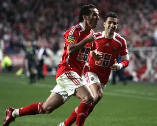 Petit (à esquerda), festeja um golo que acabou de marcar ao U. Leiria, ao serviço do Benfica, em 2007