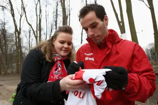 Petit já como jogador do FC Koln, na Alemanha, dá um autógrafo a uma fã