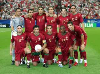 Petit (ao centro em baixo) com a equipa que defrontou a Inglaterra nos quartos de final do Mundial de 2006