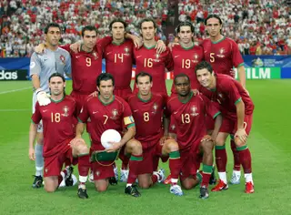 Petit (ao centro em baixo) com a equipa que defrontou a Inglaterra nos quartos de final do Mundial de 2006
