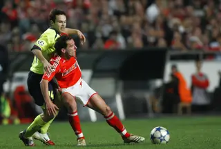 Petit, no Benfica, a proteger a bola num jogo com o Barcelona, em 2006
