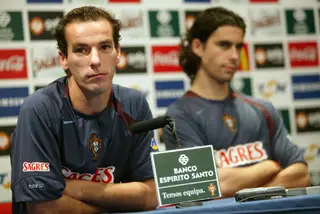 Petit (à esquerda) numa conferência de impresna da seleção nacional, em 2004, com Tiago ao lado