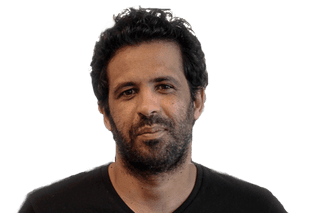 Há homens que precisam de coroa para ser realeza. A outros basta a forma como pisam o relvado. Podem não ser reis mas somos seus súbditos
