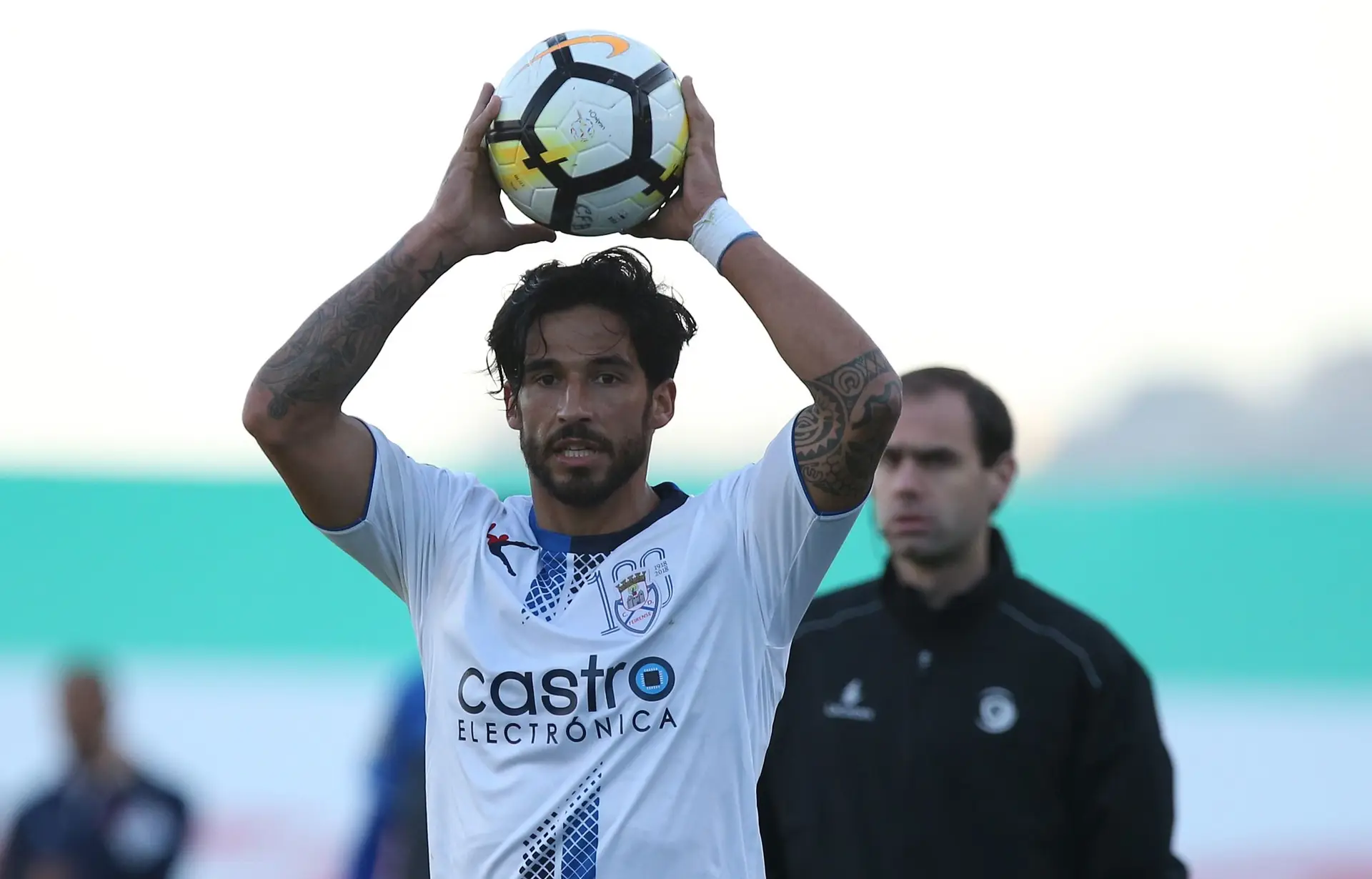 Jogadores de clube brasileiro trancados no balneário ao intervalo de um jogo