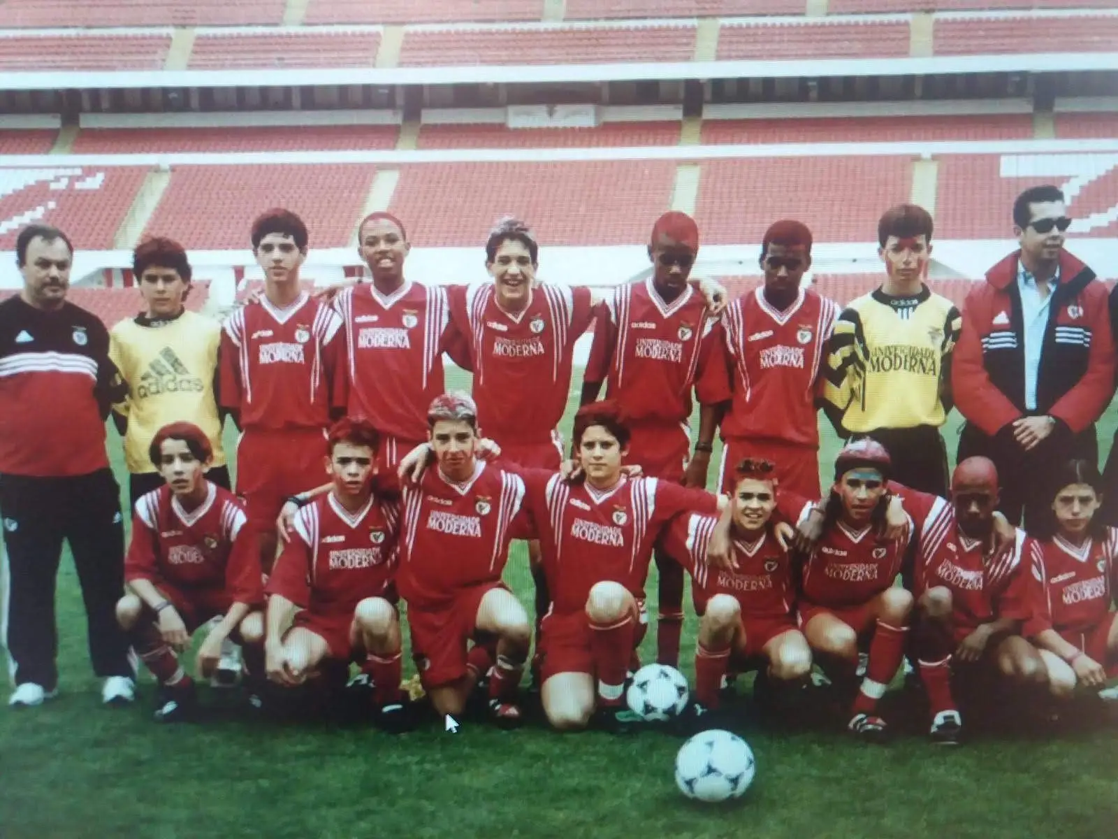 Jogadores de clube brasileiro trancados no balneário ao intervalo de um jogo