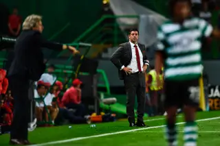 Rui Vitória a olhar para as indicações que Jorge Jesus, treinador do Sporting dava durante o derbi joagdo em Alvalade em 2017
