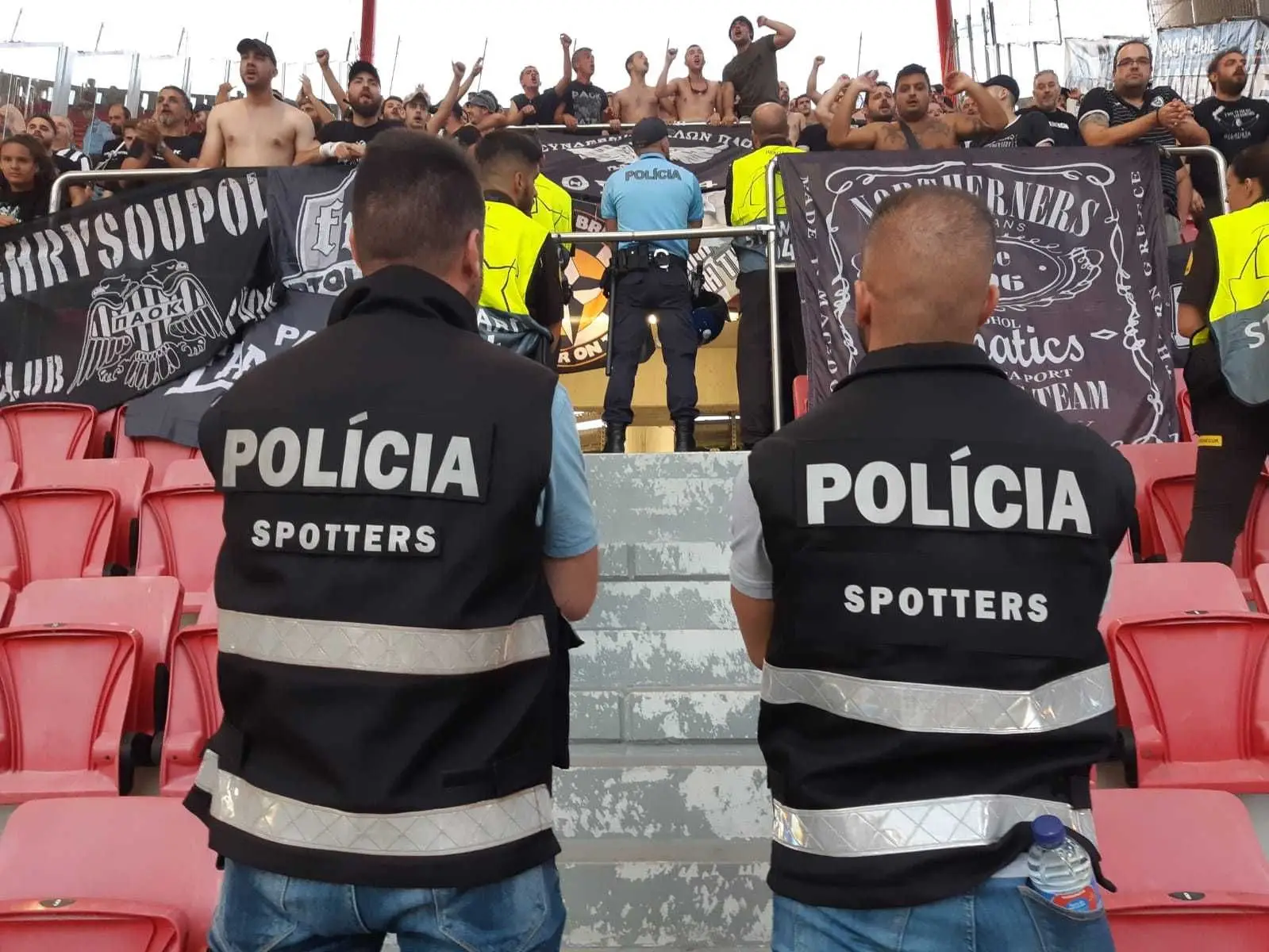 Spotters da PSP junto a claques de futebol