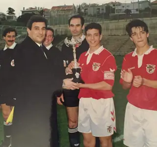 Ricardo Esteves recebe o troféu de campeão distrital, ao serviço do Benfica 