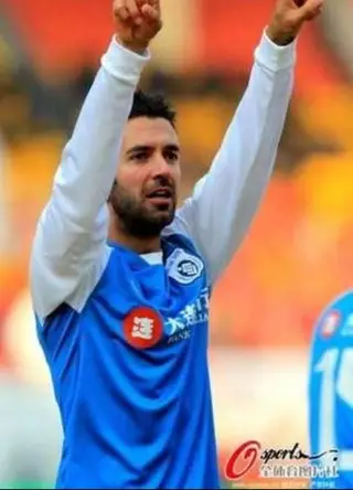 Ricardo Esteves num jogo do Dalian Shide, da China