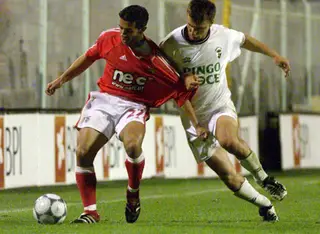 Ricardo Esteves (à esquerda) durante o jogo pelo Benfica
