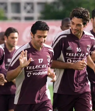 Ricardo Esteves com João Manuel Pinto (à direita) durante um treino do Benfica