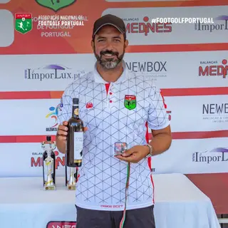 Ricardo Esteves com uma medalha e uma garrafa de vinho conquistados num torneio de footgolf