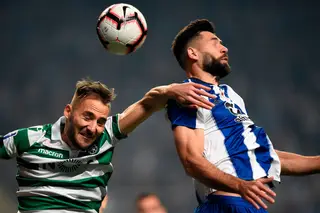 Muitos duelos físicos, muita pressão, muito futebol direto, enfim, outro Porto-Sporting muito fraco