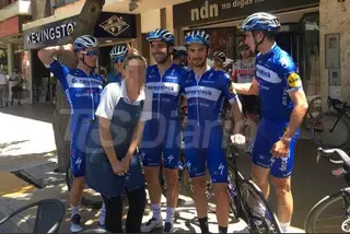 Uma jovem pediu para tirar uma foto com um grupo de ciclistas. Um deles simulou uma pose sexual. Foi multado e expulso da Volta a San Juan