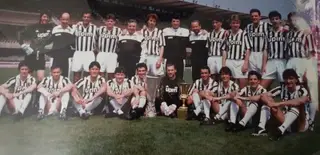 A equipa da Juventus com a Taça de Itália e a Taça UEFA, conquistadas em 1989/90. Rui Barros é o 4º em baixo a partir da esquerda 