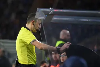 Fique em casa, mas aprenda com Duarte Gomes: há novidades nas leis do jogo para 2020/21 (e há uma pequena "machadada" na transparência)