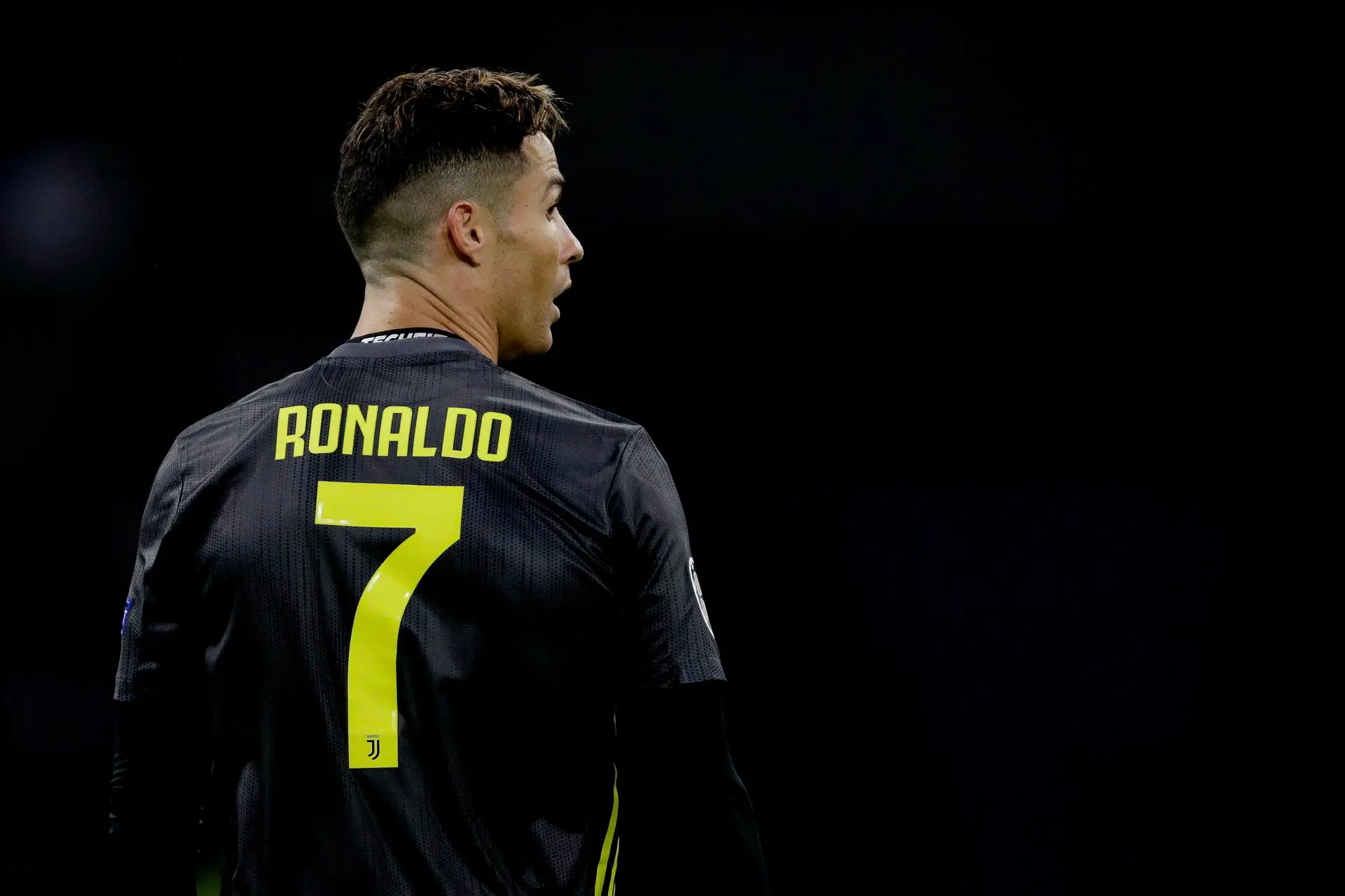 Ronaldo é titular, pois claro, mas Cancelo fica no banco