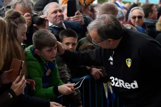 Um momento emocionante para um jovem adepto antes do Leeds-Aston Villa