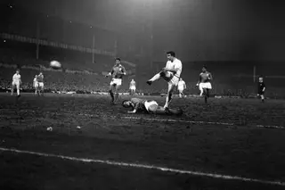 5 de abril de 1962: "Por mais gigantesco que parecesse o querer dos ingleses, os homens do Benfica primaram por uma notável presença"