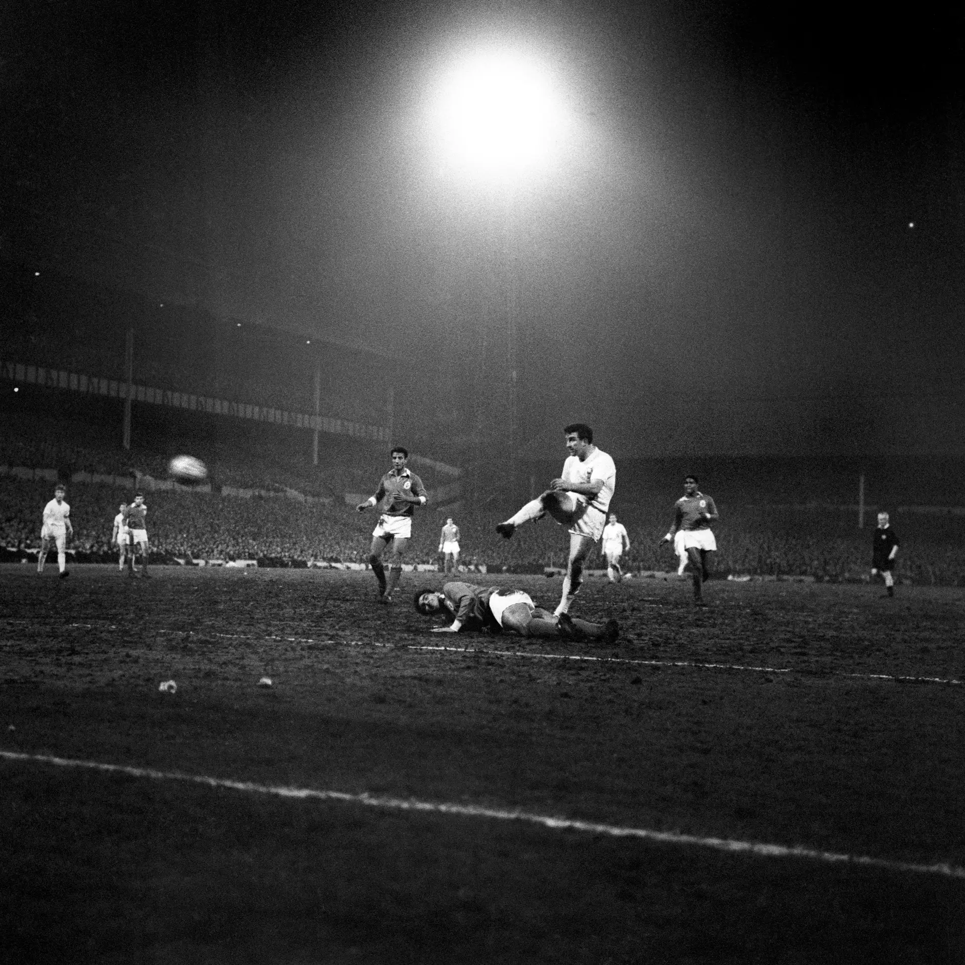 5 de abril de 1962: "Por mais gigantesco que parecesse o querer dos ingleses, os homens do Benfica primaram por uma notável presença"