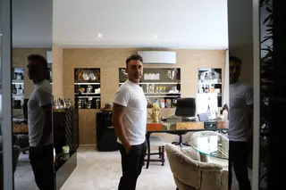 “À porta, o segurança perguntou: ‘Têm a certeza?’. Entrámos, homens aos beijos, era um bar gay. A primeira saída à noite correu tão mal...”