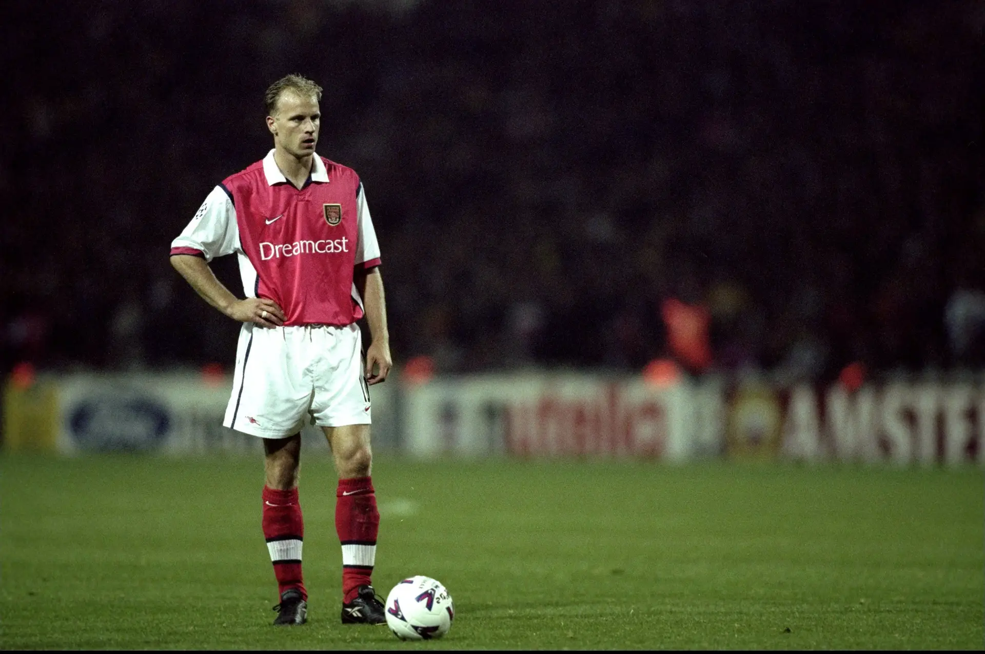 “Dennis Bergkamp, Dennis Bergkamp, Dennis Bergkamp, awwwwww!!” - o bailarino genial faz 51 anos