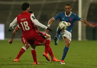 Carlos Martins (frente) em ação pelo Belenenses num jogo contra o SC Bragaj