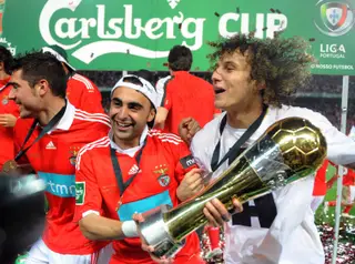 Carlos Martins com a Taça da Liga nas mãos, conquistada em 2010