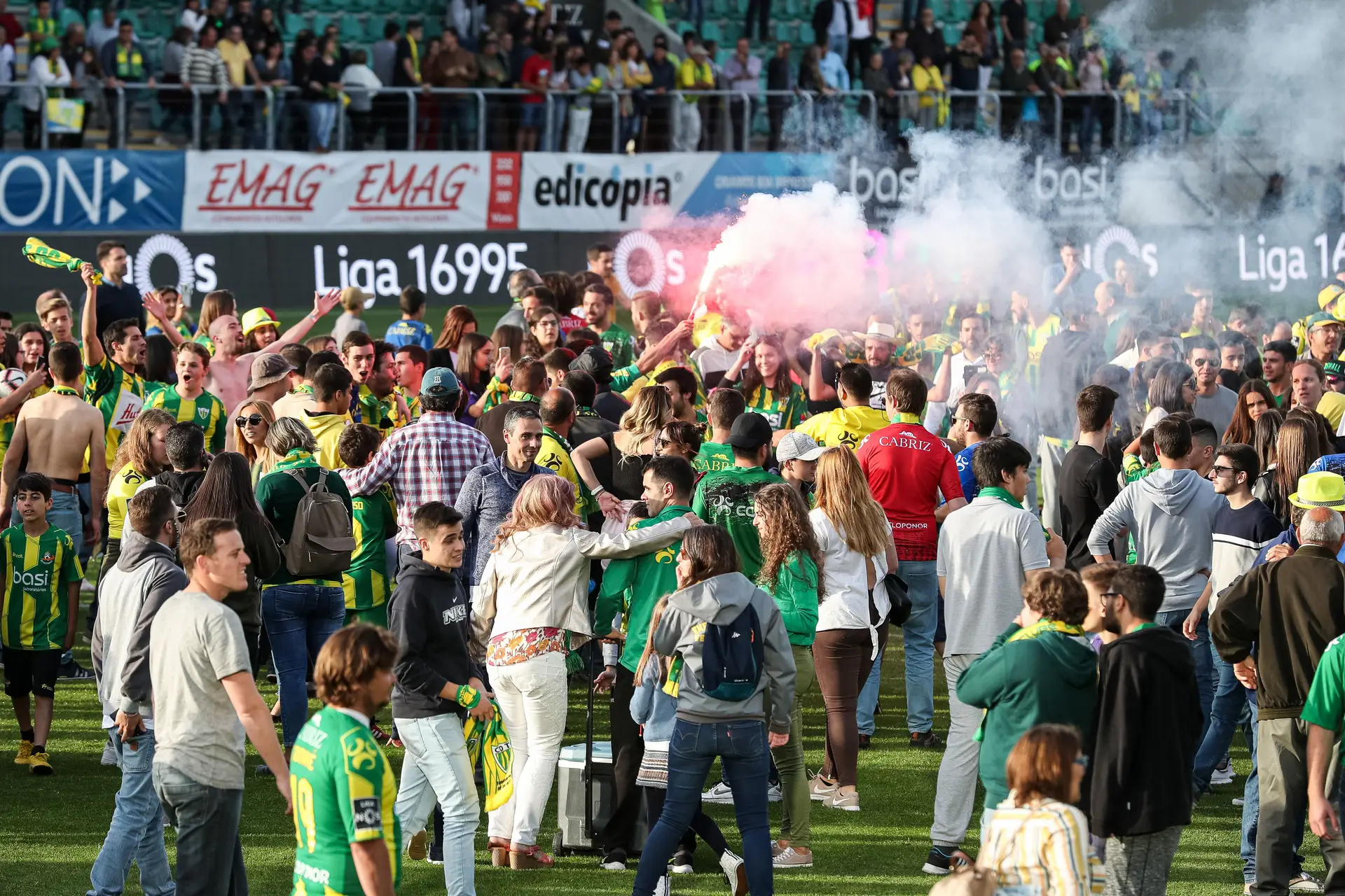 Os jogadores e adeptos do Tondela, em maio de 2019, no final da época passada, a celebrarem a permanência na I Liga.