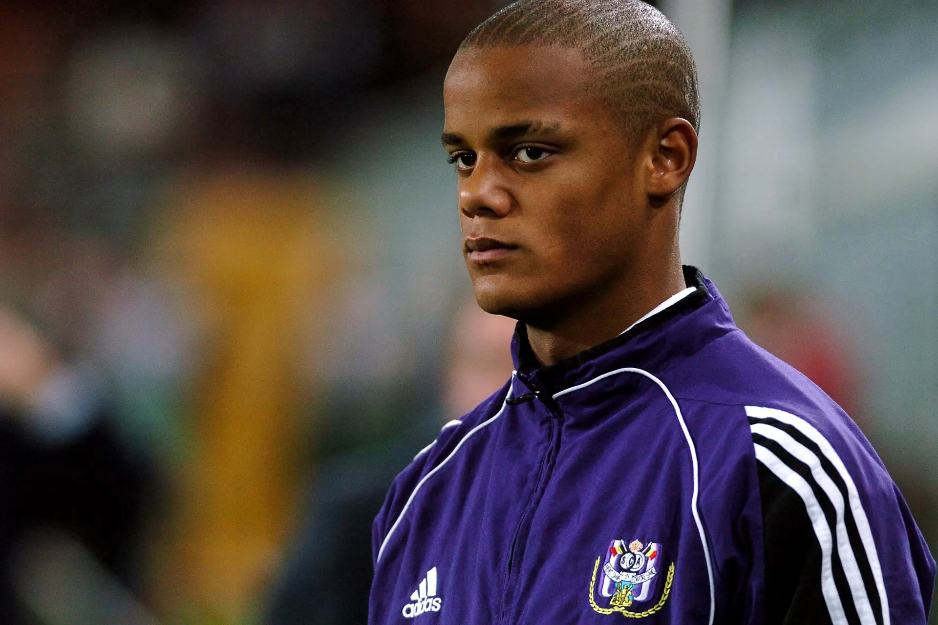 Jogador-técnico, Kompany é apresentado no Anderlecht e diz: “Ainda