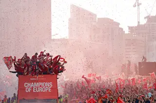 A festa épica nas ruas de Liverpool que se vestiu de vermelho para receber os heróis